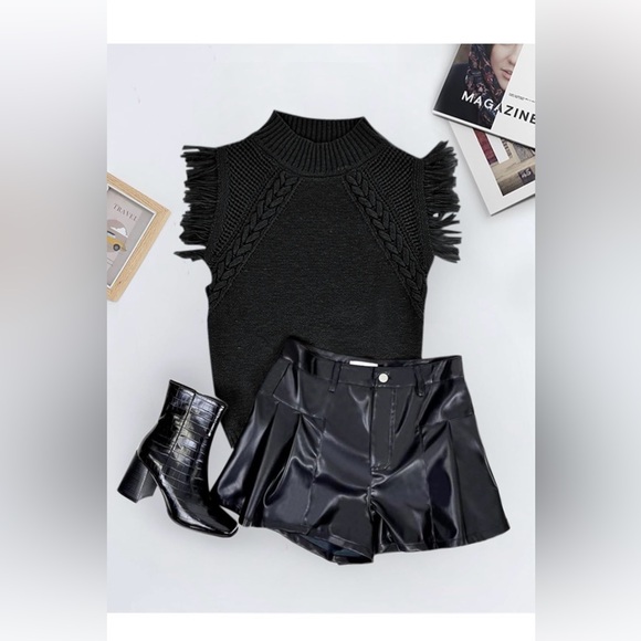 🆕Sleeveless Knit Top with Fringe - Picture 2 of 3